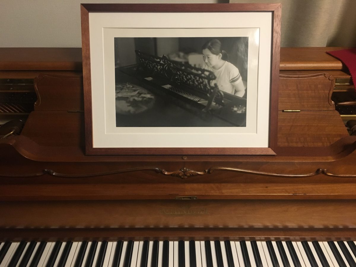 妻がピアノを弾く写真をプリントした　C. BECHSTEIN V