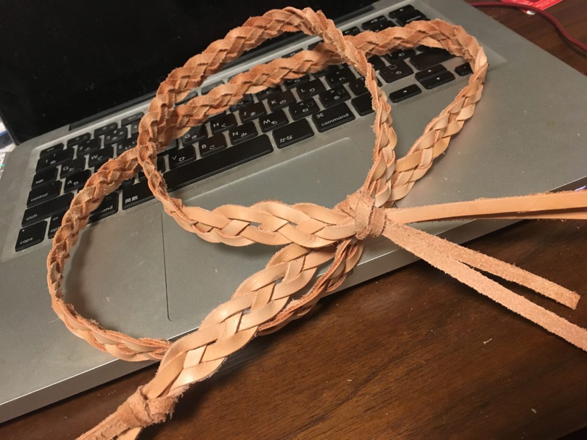 革紐を買ってきて、四つ編みにして楽器のストラップを自作した