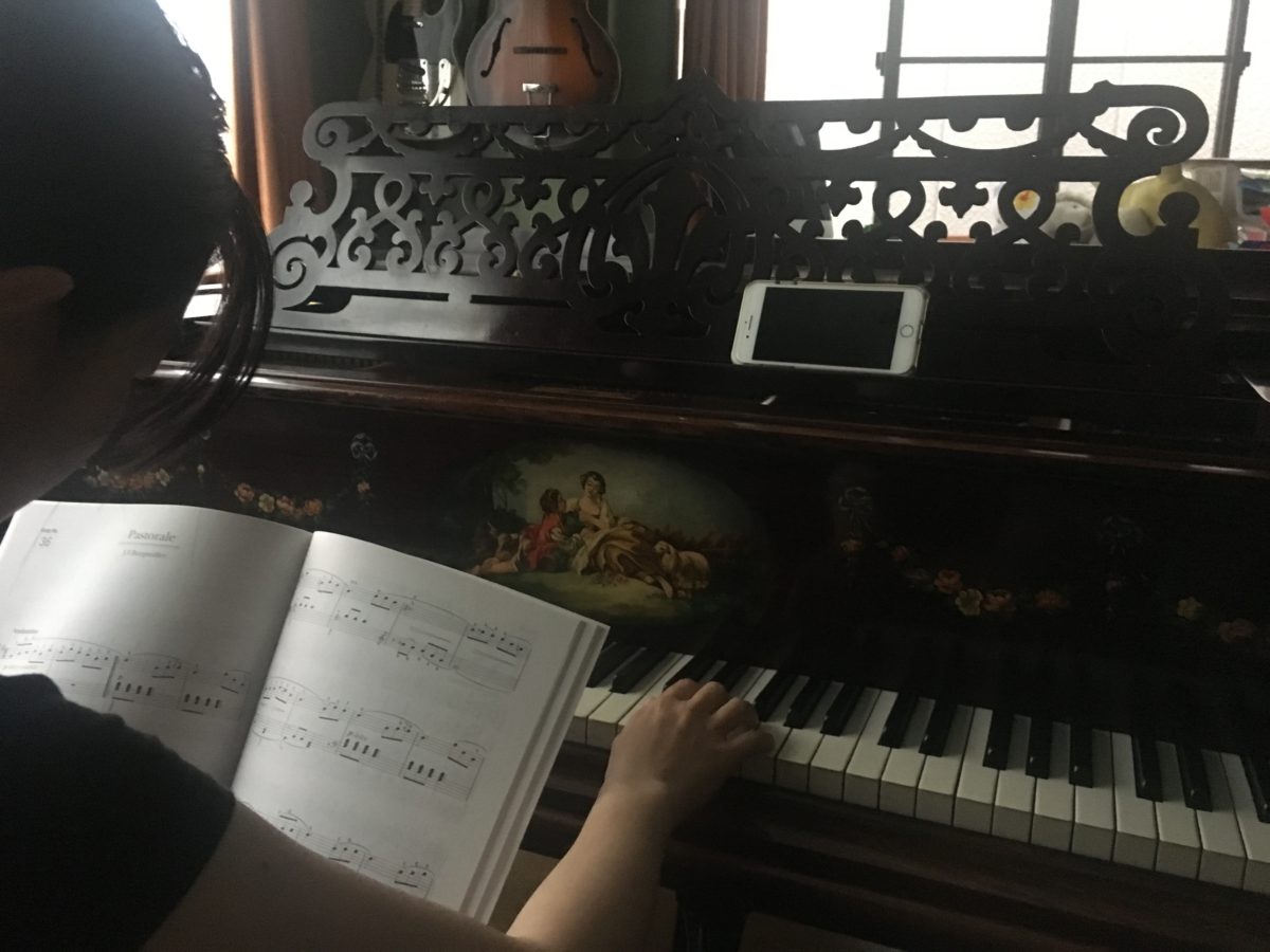 妻がピアノを練習しているところ、初めて見た